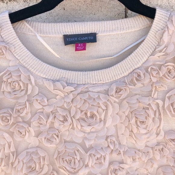 Vince Camuto XS Creamy Rose Short Sleeve Knit Top - Picture 3 of 6